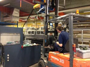 Lifting a press beam in a bending machine