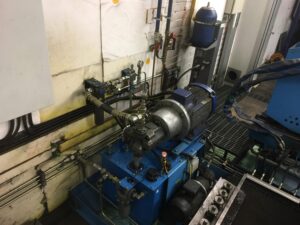 Hydraulic tank with pump and filter
